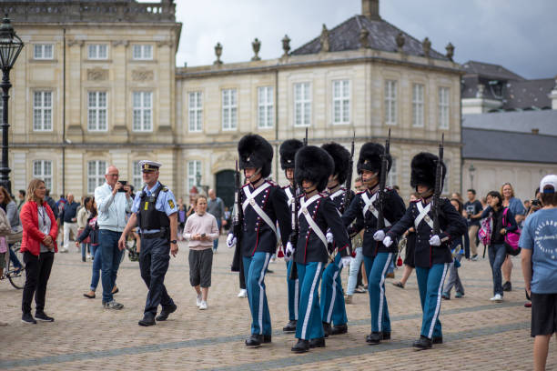 guarda real dinamarquesa em copenhaga - honor guard protection security guard tourist - fotografias e filmes do acervo