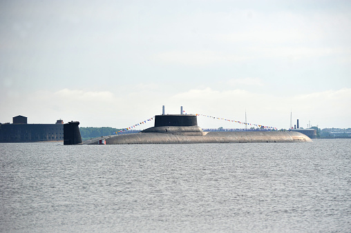 Saint Petersburg: a nuclear submarine at the parade in Kronstadt in honor of the day of the Navy