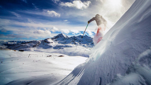 extreme skifahrer im pulverschnee - ski stock-fotos und bilder