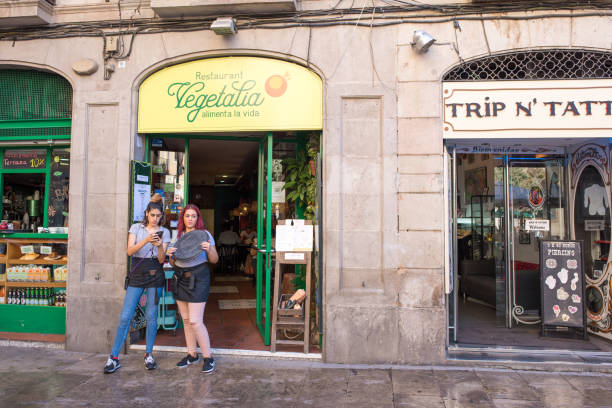 hostessy poza restauracją w barcelonie - 22 cents zdjęcia i obrazy z banku zdjęć