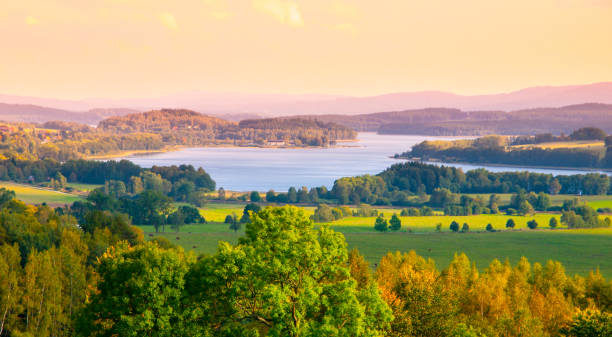 paysage d’automne à lipno eau réservoir, parc national de sumava, sud de la bohême, république tchèque - sunset dusk mountain reservoir photos et images de collection