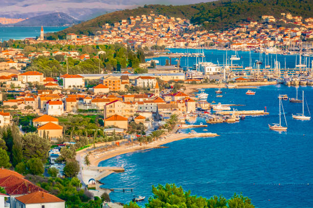 paisagem urbana de cidade do trogir aérea. - split - fotografias e filmes do acervo