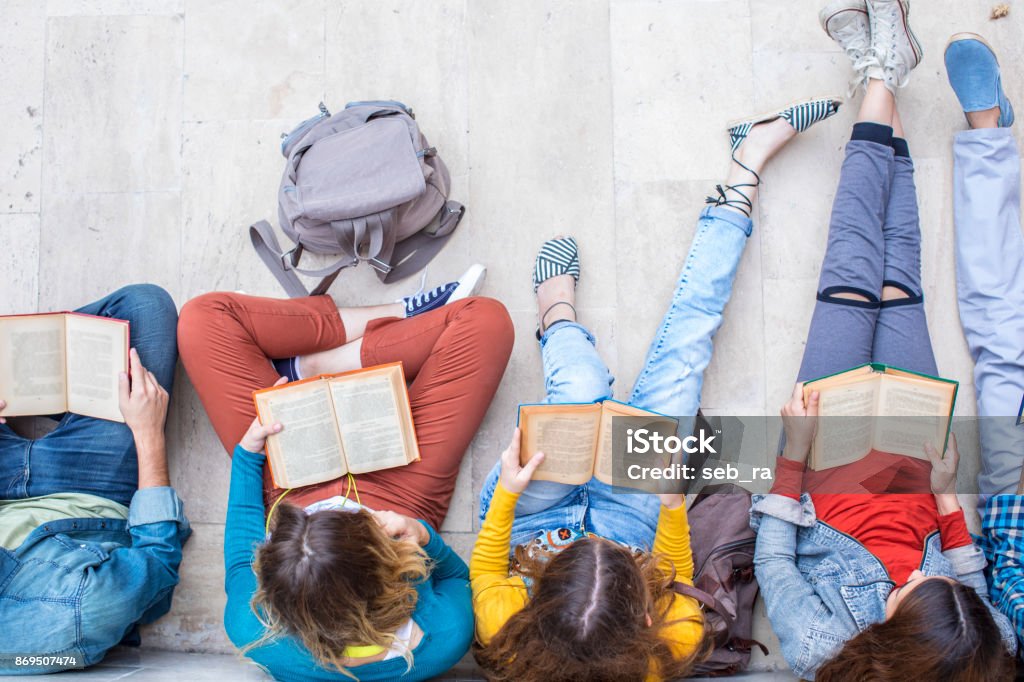 Concepto de los estudiantes adolescentes amigos amistad - Foto de stock de Leer libre de derechos