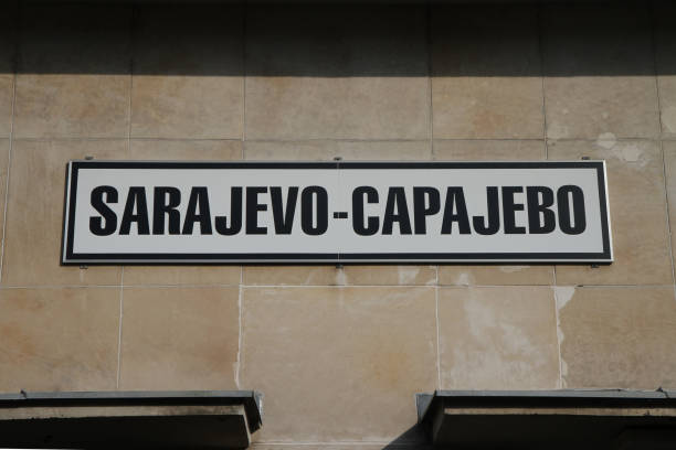 istock Sarajevo, bilingual inscription from the railway station 869511380