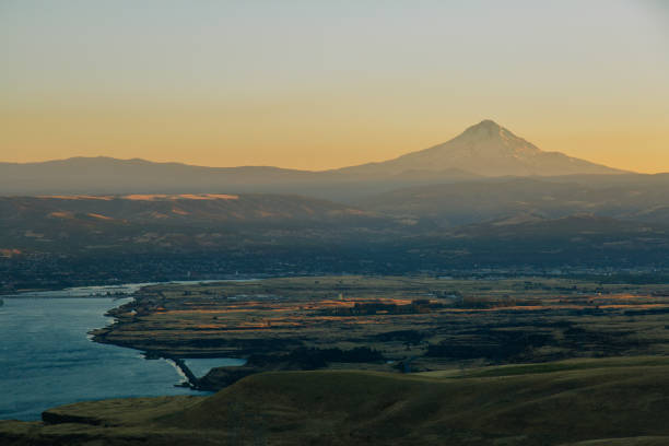 istock Summer Sunset Over Mount Hood in Oregon 869524544