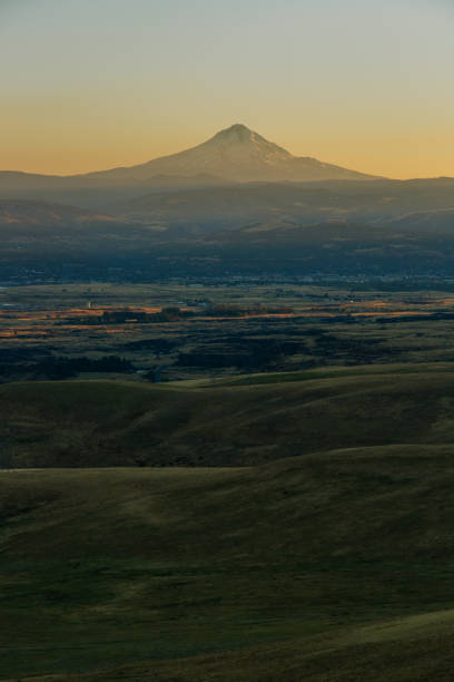 istock Summer Sunset Over Mount Hood in Oregon 869524546