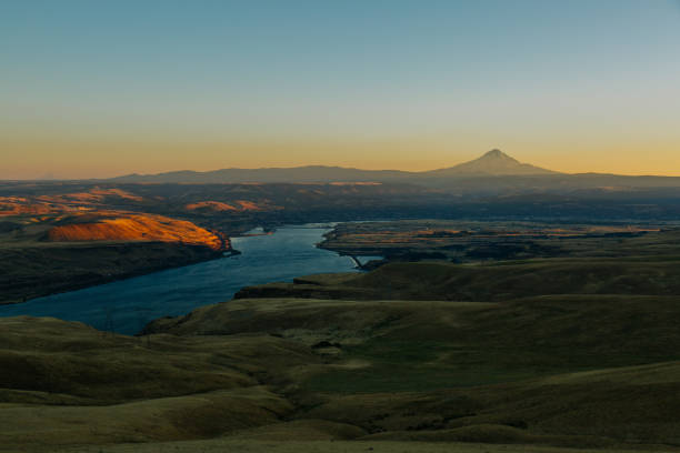 istock Summer Sunset Over Mount Hood in Oregon 869524570
