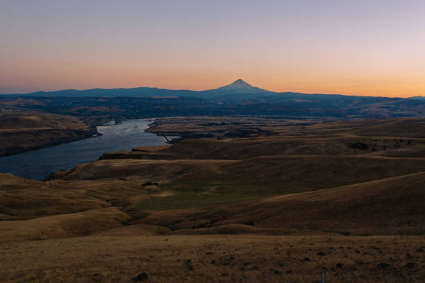 istock Summer Sunset Over Mount Hood in Oregon 869524634