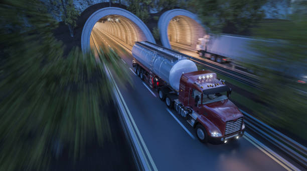 상업적인 트럭 쪽으로 터널을 통해 이동 - crash barrier 이미지 뉴스 사진 이미지