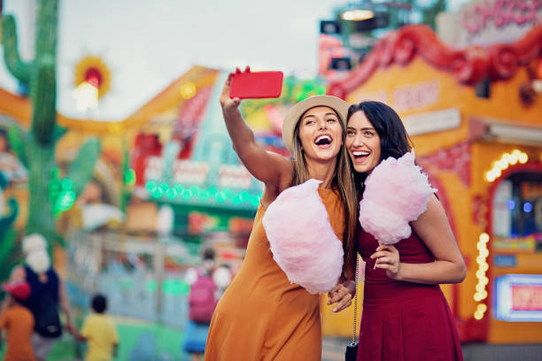 행복 한 여자 친구 selfie/만들기 영상 통화 하고있다 및 재미 박람회에 재미를 함께 만들어 - friendship women two people sensuality 뉴스 사진 이미지