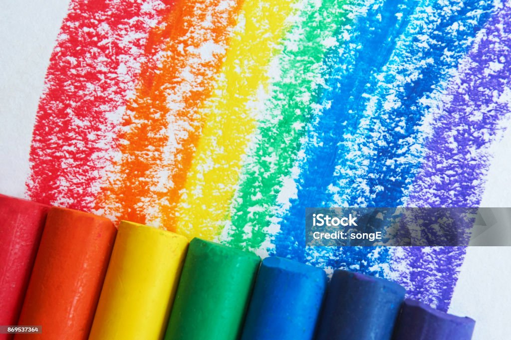 Un Arcobaleno Disegnato Con Pastelli Rossi Arancioni Gialli Verdi Blu  Indaco E Viola - Fotografie stock e altre immagini di Arcobaleno - iStock