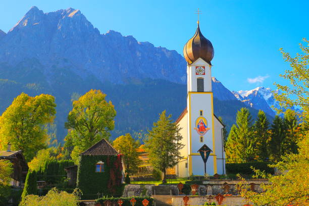 barocke st. johannes der täufer kirche in grainau alpendorf mit alpspitze, zugspitze und waxenstein ansicht – dramatische landschaft in bayerische alpen, deutschland, in der nähe von karwendel gebirge - majestätischen berglandschaft im herbst – garmisch, bayern, deutschland - alpenglow tirol sunrise snow stock-fotos und bilder