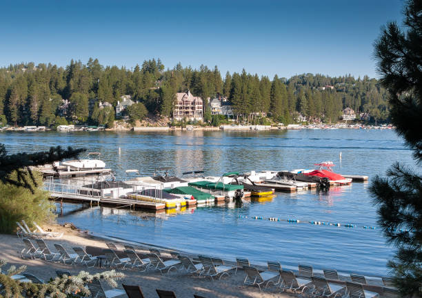istock Pier with moored boats on Lake Arrowhead, CA 869594424