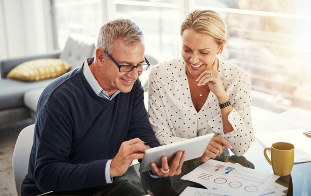 istock Reaching their savings goals with smart technology 869595966