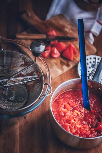 hausgemachte tomatensauce vorbereitung und erhaltung in flaschen - preserves pickle jar relish stock-fotos und bilder