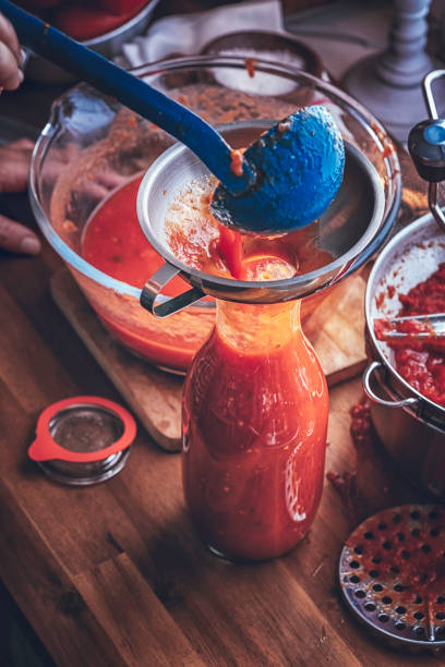 preparando salsa de tomate casera y conservar en botellas - preserves pickle jar relish fotografías e imágenes de stock