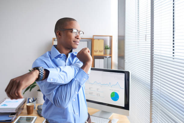 hombre de estiramiento - career break fotografías e imágenes de stock