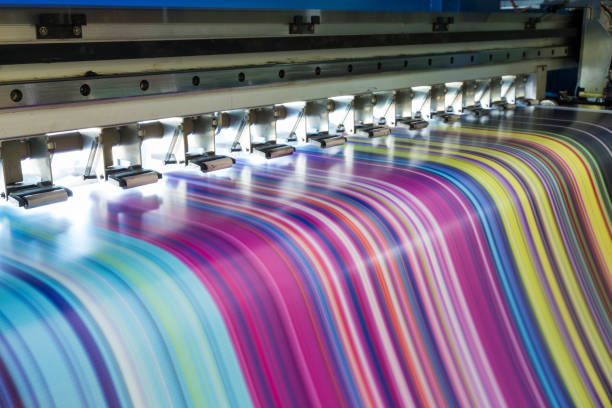 großen tintenstrahldrucker arbeiten auf vinyl banner multicolor - laserlicht fotos stock-fotos und bilder