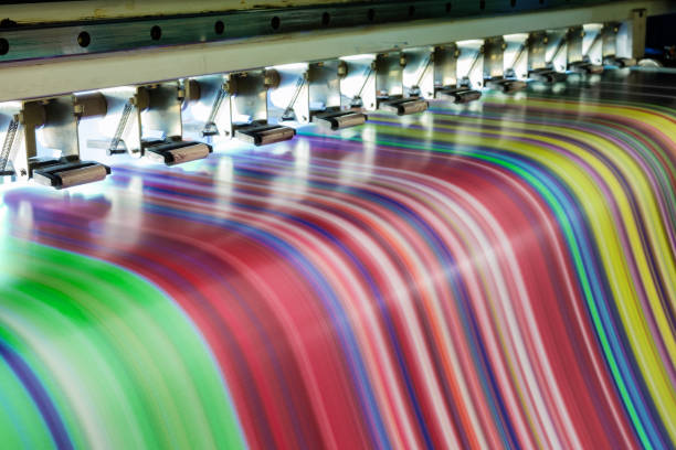 grande stampante a getto d'inchiostro che funziona multicolore su banner in vinile - inkjet foto e immagini stock