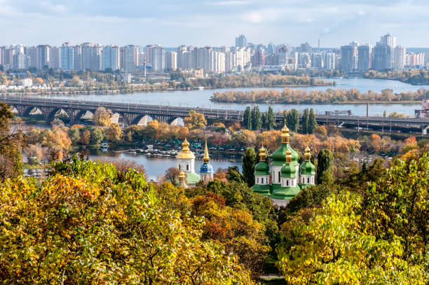 vista del monastero di vydubychi - kyiv orthodox church dome monastery foto e immagini stock