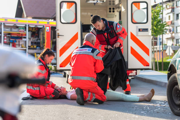 istock Paramedic Doctor Examining 869618292