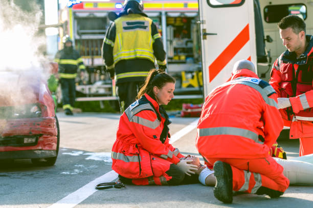 istock Paramedic Doctor Examining 869618418
