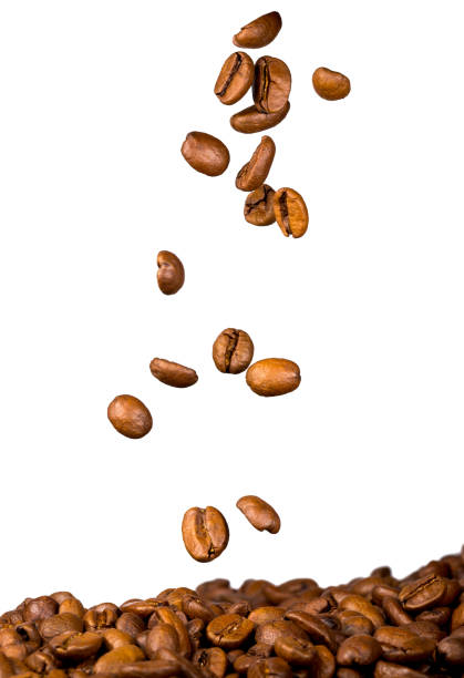 kaffeebohnen fallen auf haufen von kaffee, isoliert auf weiss - falling beans stock-fotos und bilder