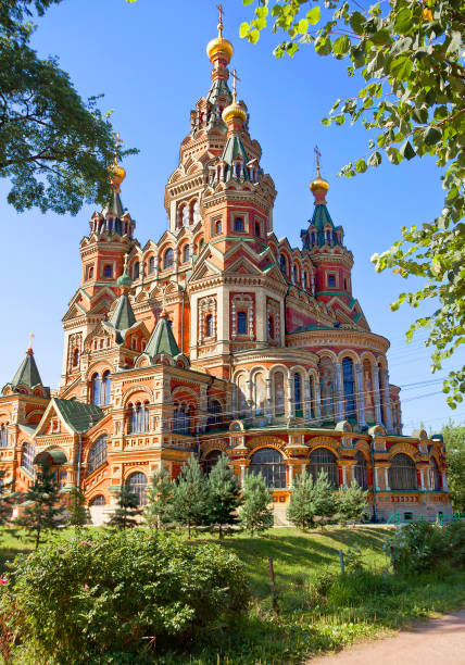 st. petersburg. katedra świętych piotra i pawła w peterhofie. - russia church composition st petersburg zdjęcia i obrazy z banku zdjęć