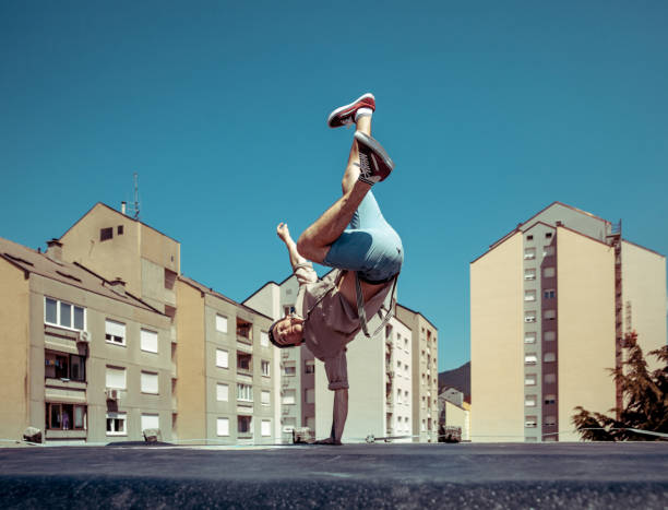 breakdancer danser sur un toit dans une ville - b boy photos et images de collection