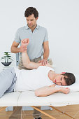 m%C3%A4nnliche-physiotherapeut-untersuch