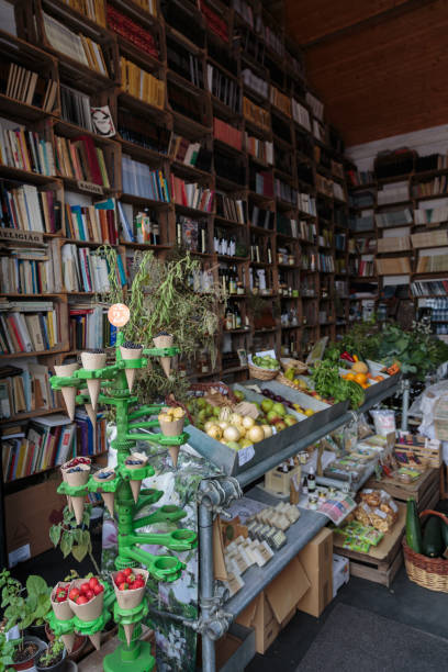 alimentos y libros dentro de la biblioteca - book stack dieting textbook fotografías e imágenes de stock