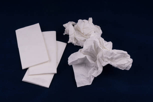 papiertaschentücher verwendet - tissue crumpled toilet paper paper stock-fotos und bilder