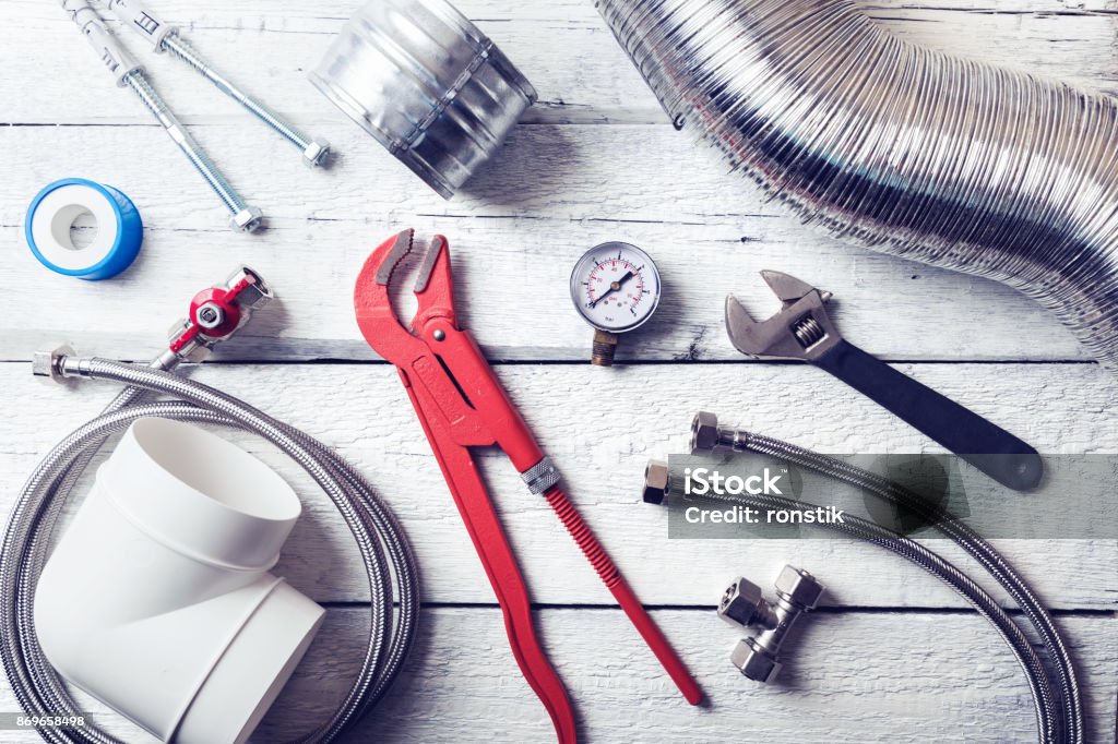 herramientas de plomería y accesorios de mesa de madera. vista superior - Foto de stock de Aparato de aire acondicionado libre de derechos