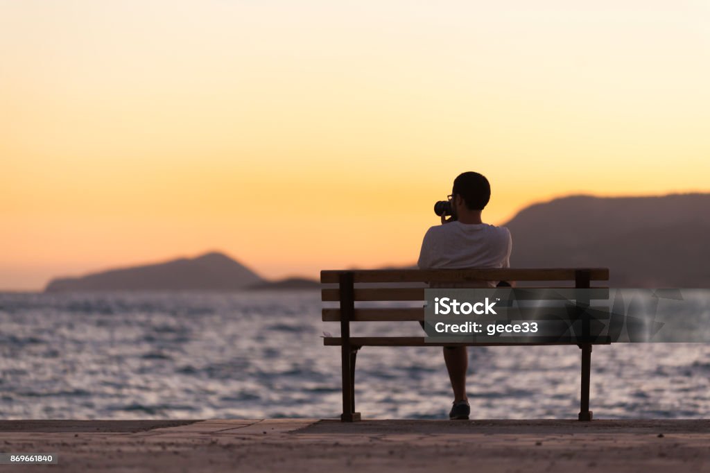 ชายเหงานั่งชมพระอาทิตย์ตก ภาพสต็อก - ดาวน์โหลดรูปภาพตอนนี้ - การนั่ง,  ความเศร้าโศก - อารมณ์เชิงลบ, ธรรมชาติ - สิ่งแวดล้อม - Istock