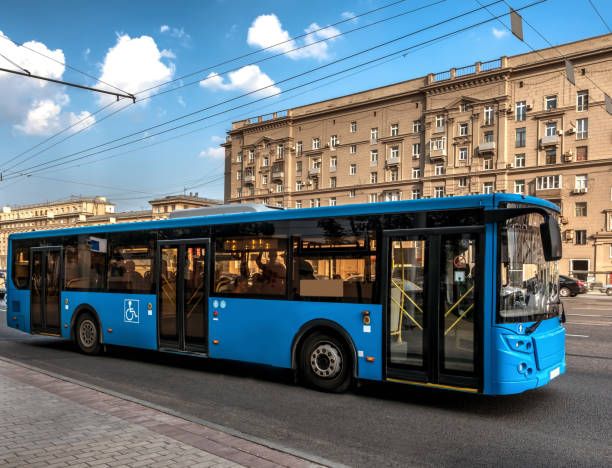 autobús azul en la calle de una ciudad. - bus door fotografías e imágenes de stock