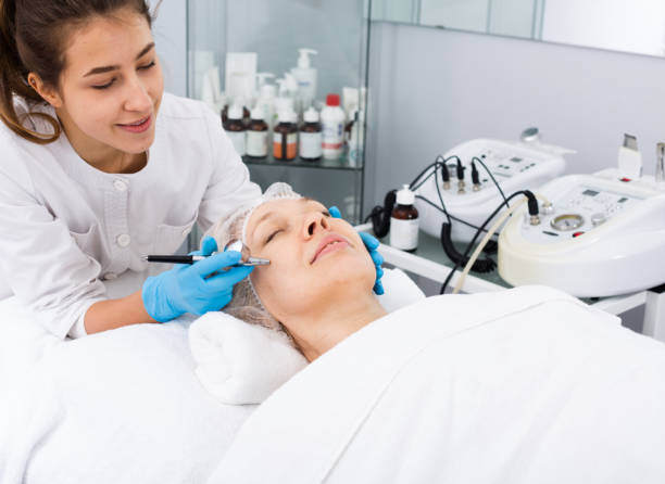 istock Mature woman having beauty procedures 869678916