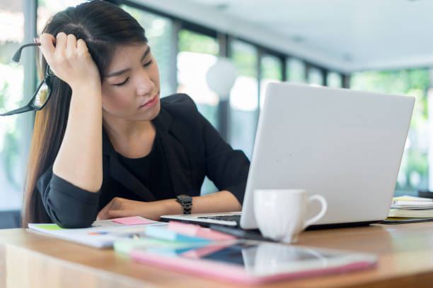 職場、オフィスで心配しているし、疲れてモダンなビジネス女性 - うつ病 休職 ストックフォトと画像