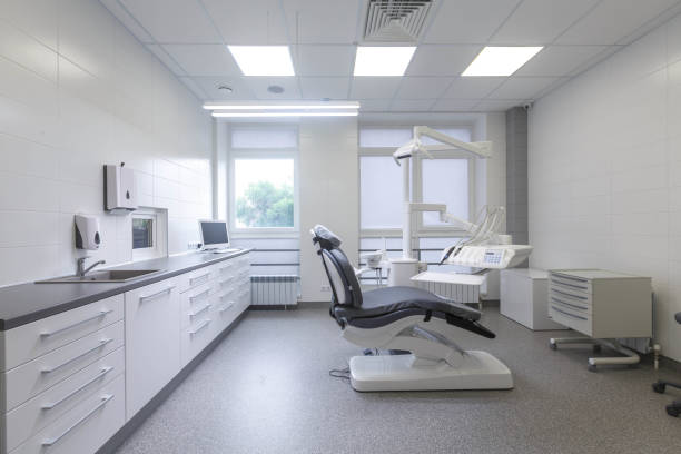 совершенно новая стоматологическая клиника. - dentist office clinic dentist office стоковые фото и изображения