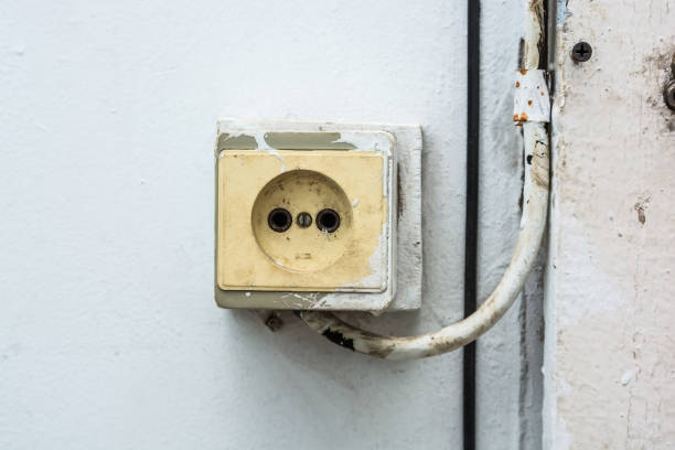 istock Close up old outlet on the wall 869733772