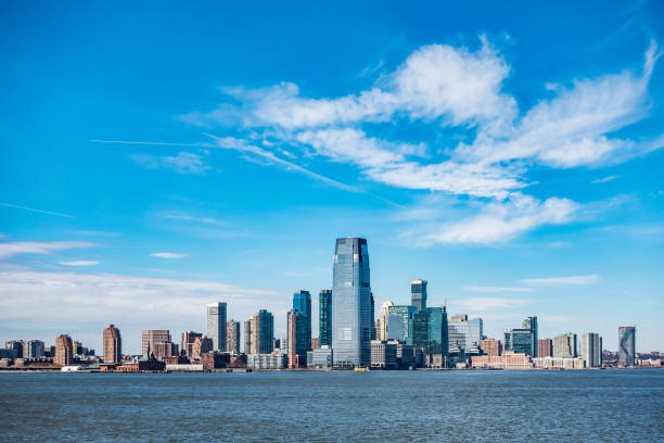 vista panoramica degli skyline di new jersey city - new york city panoramic statue of liberty skyline foto e immagini stock