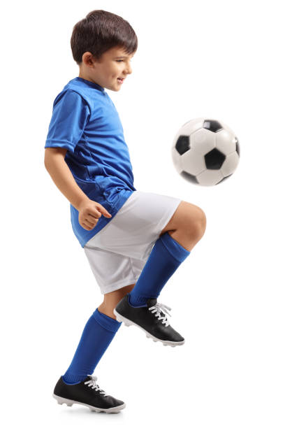 маленький футболист жонглирует футболом - soccer child little boys playing стоковые фото и изображения