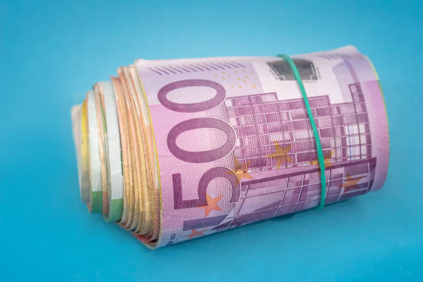 istock 500 euro banknote isolated on blue background 869763208