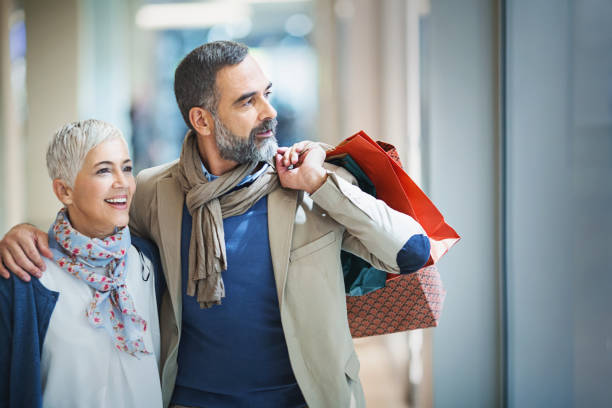 venerdì nero - guardare le vetrine foto e immagini stock