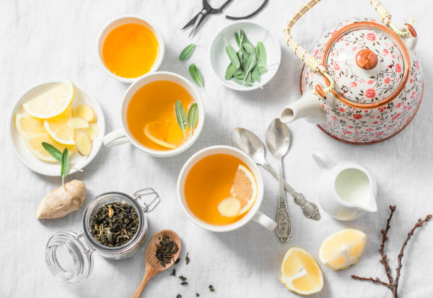 thé vert citron, gingembre, sauge sur un fond clair, vue de dessus. boisson détox en bonne santé. cérémonie du thé - tea cup afternoon tea tea teapot photos et images de collection