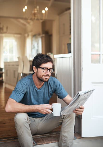 sprawdzanie wiadomości - reading newspaper break tea zdjęcia i obrazy z banku zdjęć