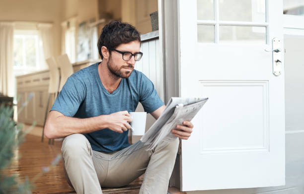 nadrabianie zaległości w najnowszych wiadomościach - reading newspaper break tea zdjęcia i obrazy z banku zdjęć