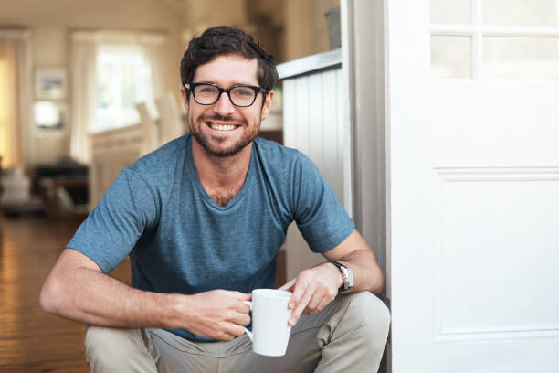 je commence toujours ma journée avec une tasse de café fraîchement - bachelor home photos et images de collection