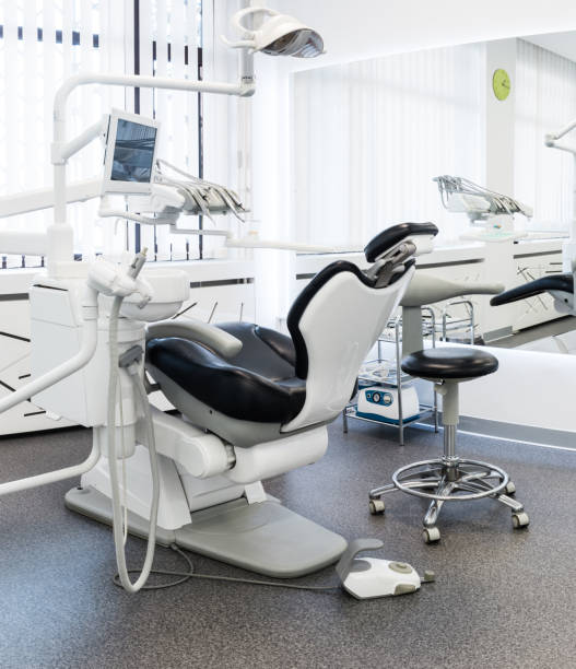 интерьер стоматологического кабинета - dentist office dentists chair chair nobody стоковые фото и изображения