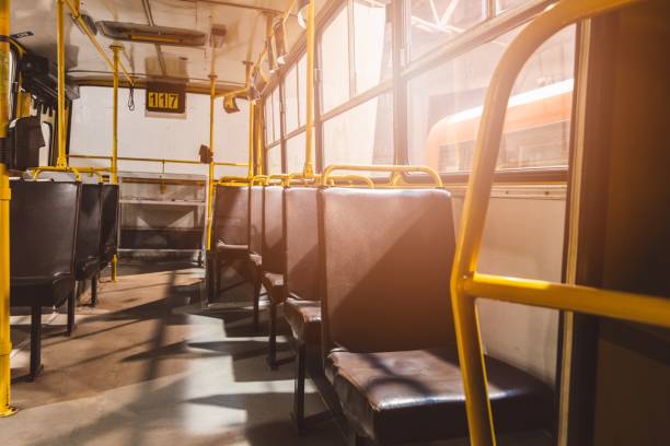 classici sedili in pelle marrone nel vecchio autobus della città. - vehicle interior indoors window chair foto e immagini stock