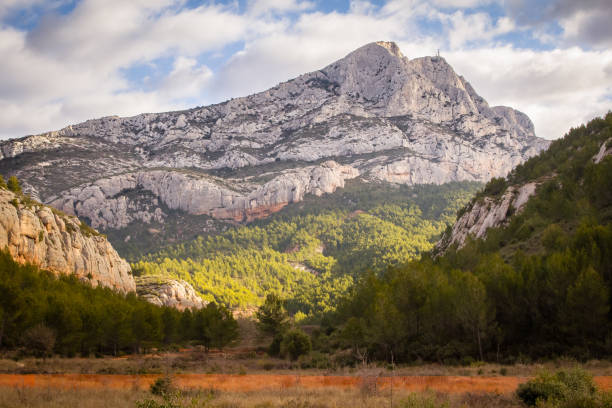 the Sainte Victoire mountain mountain near Aix-en-Provence which inspired the painter Paul Cézanne bouches du rhone photos stock pictures, royalty-free photos & images